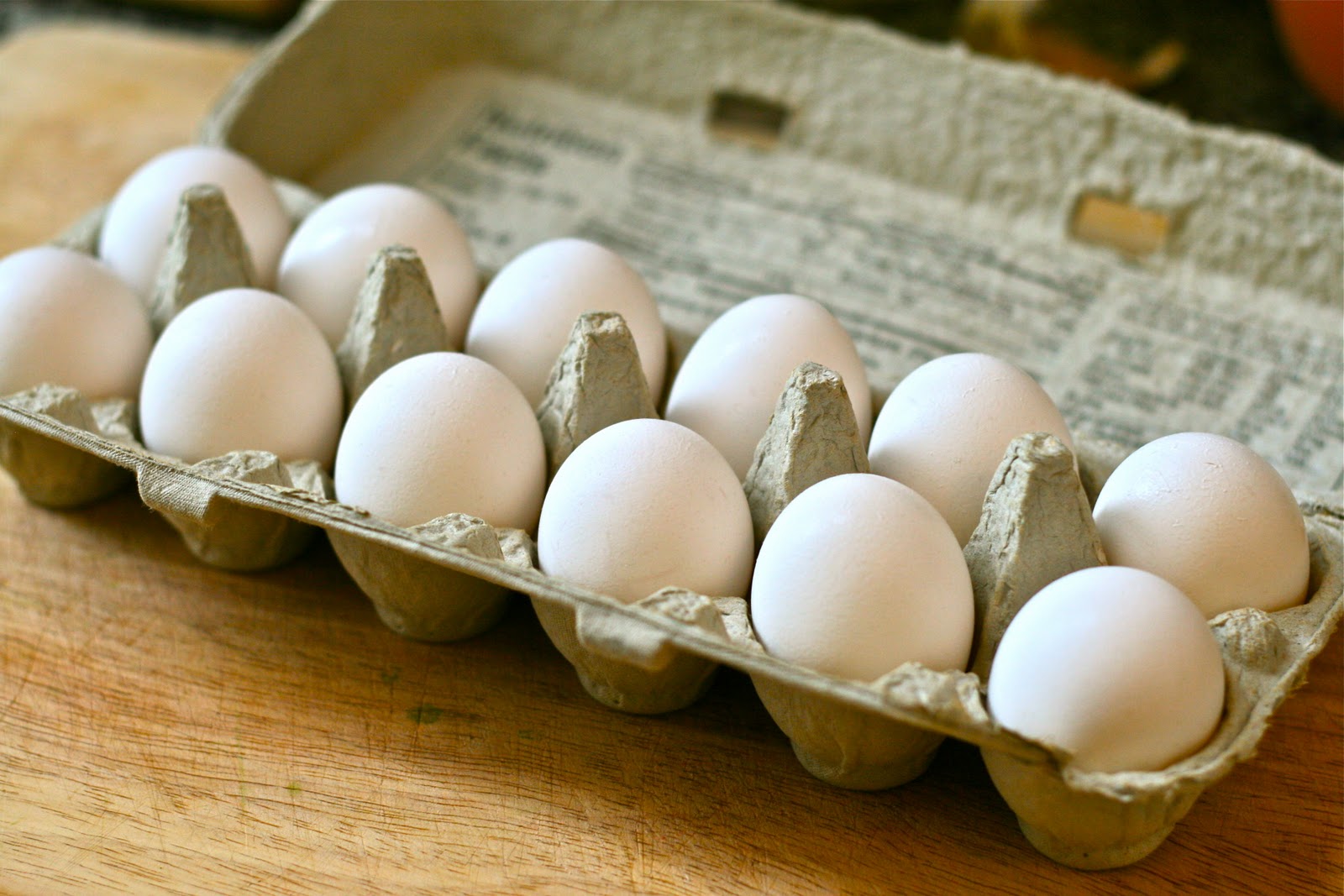Сколько растет яйцо. Яйцо куриное. Десяток яиц. Бизнес на куриных яйцах. Яйцо домашнее куриное.